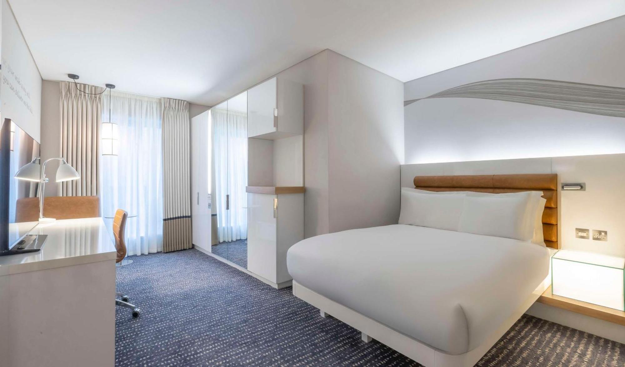 Готель The Morrison Dublin, Curio Collection By Hilton Екстер'єр фото A room at the Hilton Garden Inn in London, United Kingdom