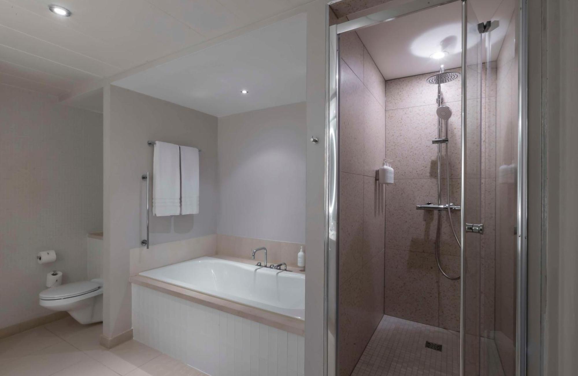 Готель The Morrison Dublin, Curio Collection By Hilton Екстер'єр фото A shower cubicle
